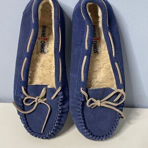 Minnetonka Blue Suede Moccasin Slippers size 8